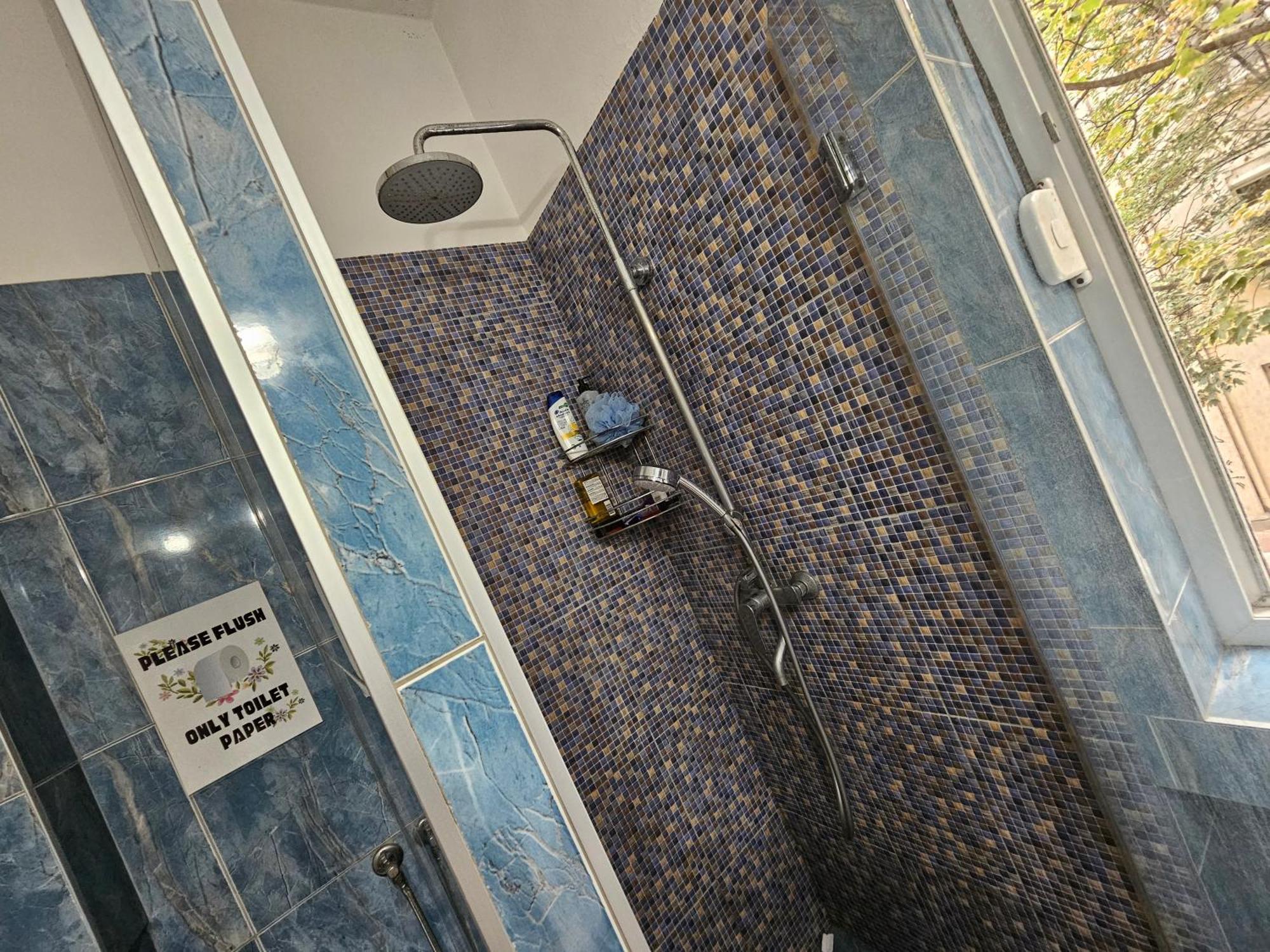 The Traveling Theater Hostel Белград Екстериор снимка